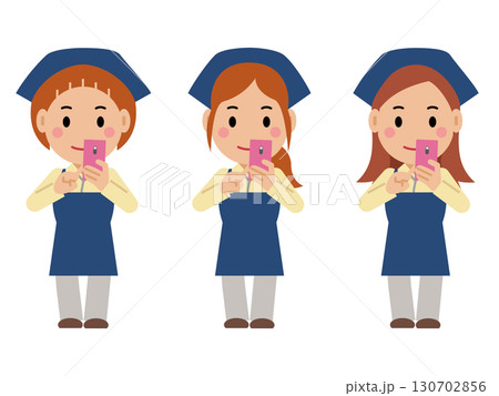 スマホを操作する紺色エプロンの若い女性。その2 130702856