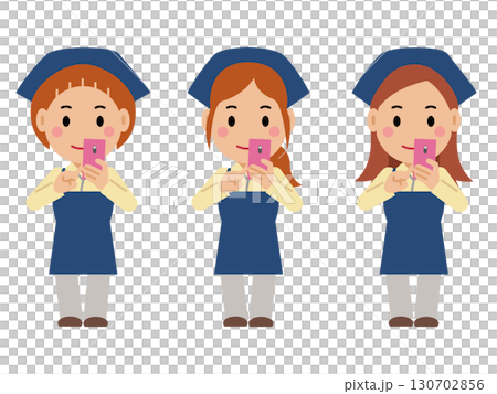 スマホを操作する紺色エプロンの若い女性。その2 130702856