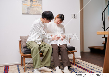 向き合う夫婦　妊婦　マタニティ 130702909