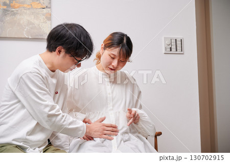 向き合う夫婦 妊婦 マタニティ 向き合う夫婦 妊婦 マタニティ 130702915