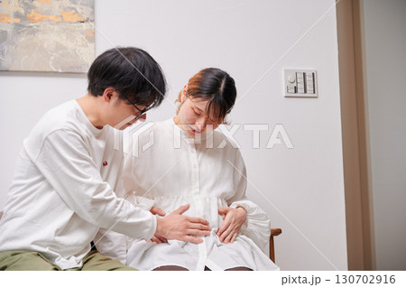 向き合う夫婦 妊婦 マタニティ 向き合う夫婦 妊婦 マタニティ 130702916