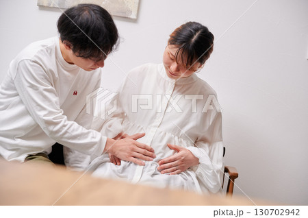 向き合う夫婦　妊婦　マタニティ 130702942