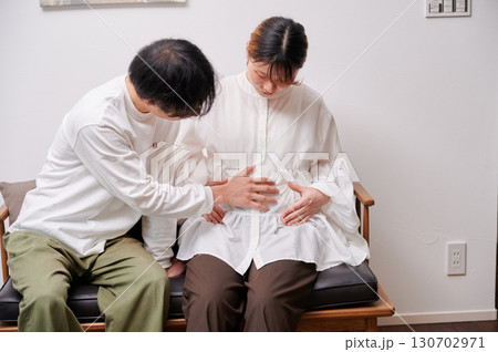 向き合う夫婦　妊婦　マタニティ 130702971