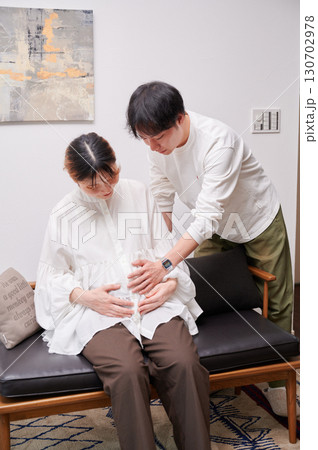 向き合う夫婦　妊婦　マタニティ 130702978