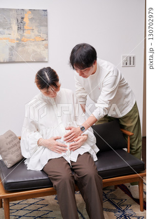 向き合う夫婦　妊婦　マタニティ 130702979