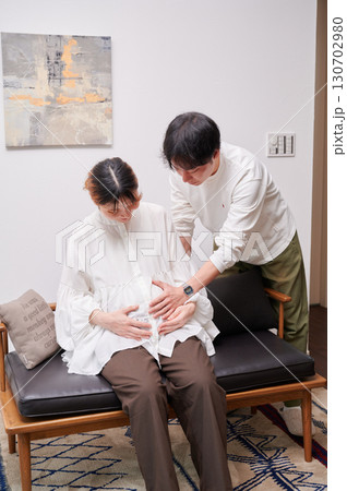 向き合う夫婦　妊婦　マタニティ 130702980