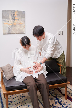 向き合う夫婦　妊婦　マタニティ 130702981