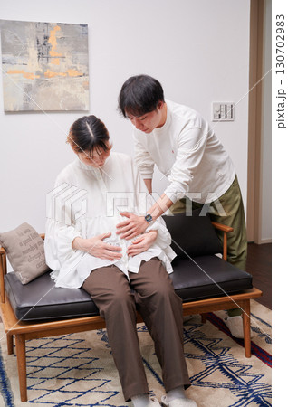 向き合う夫婦　妊婦　マタニティ 130702983