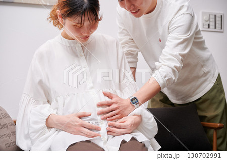 向き合う夫婦　妊婦　マタニティ 130702991