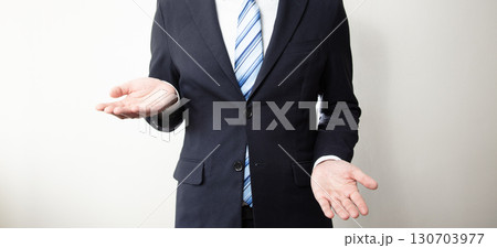 ビジネスマンのジェスチャーイメージ　(写真素材) 130703977