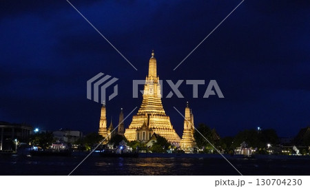 バンコク チャオプラヤー川越しのワット・アルン（暁の寺）の夜景 130704230