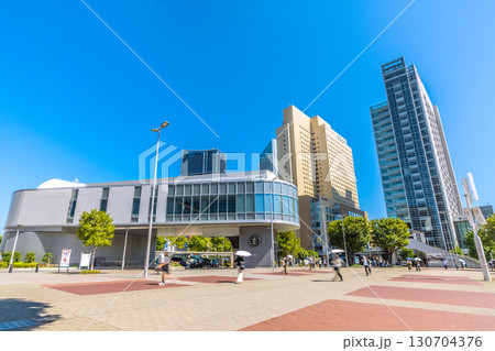 日本の横浜都市景観9月8日。 エアキャビンの桜木町駅や横浜市役所、タワーマンションなどビル群を望む 日本の横浜都市景観9月8日。 エアキャビンの桜木町駅や横浜市役所、タワーマンションなどビル群を望む 130704376