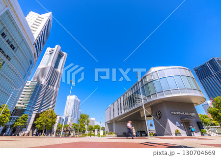 日本の横浜都市景観9月8日。横浜ランドマークタワーや…エアキャビンの桜木町駅などを望む 130704669