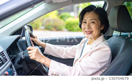 日本人シニア女性のドライバー 130704679