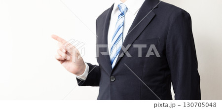 ビジネスマンの指差しイメージ　(写真素材) 130705048