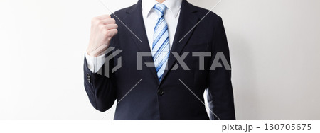 力強いポーズをする男性社員のイメージ　(写真素材) 130705675
