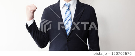 力強いポーズをする男性社員のイメージ (写真素材) 力強いポーズをする男性社員のイメージ (写真素材) 130705676