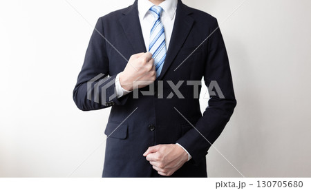 力強いポーズをする男性社員のイメージ　(写真素材) 130705680