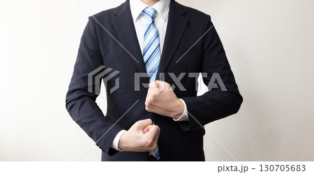 力強いポーズをする男性社員のイメージ (写真素材) 力強いポーズをする男性社員のイメージ (写真素材) 130705683