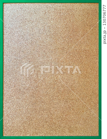 木製フレームの濃い緑青色の細い枠のあるコルクボードの縦長の背景画像 130706777