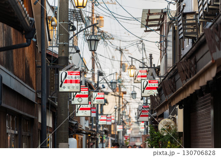 京都伏見、レトロな風情が漂う竜馬通り商店街。京都府、日本 130706828