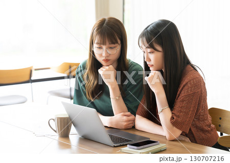 資料を見て打ち合わせをする2人の女性・ビジネスウーマン 資料を見て打ち合わせをする2人の女性・ビジネスウーマン 130707216