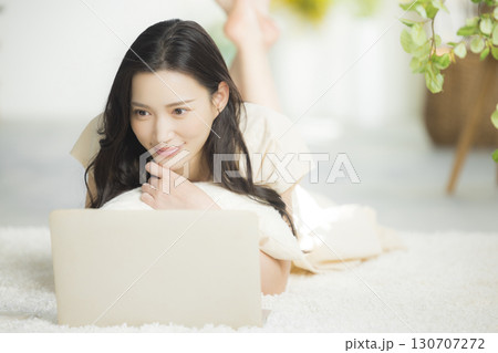 リビングのソファに寝そべる女性 リビングのソファに寝そべる女性 130707272