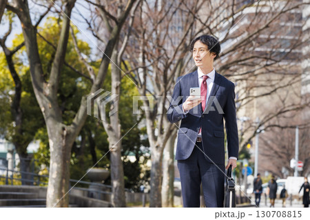 オフィス街を歩くビジネスマン 130708815