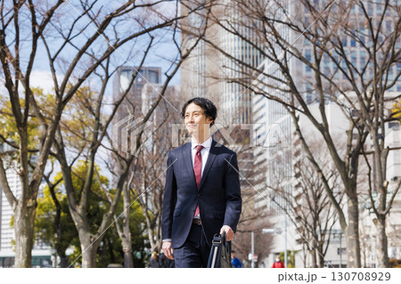オフィス街を歩くビジネスマン 130708929