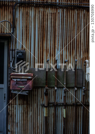 郵便物の溜まった錆びた郵便ポスト、廃墟になった家の錆びたポスト 郵便物の溜まった錆びた郵便ポスト、廃墟になった家の錆びたポスト 130708990