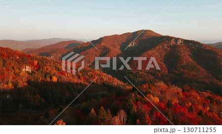 紅葉に染まる秋の山々の風景 130711255