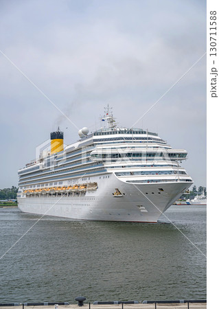 入港する大型客船 130711588