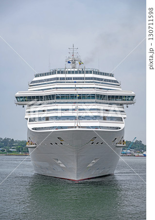 入港する大型客船 130711598