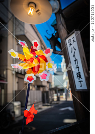 東京都柴又の下町情緒あふれる町並み 130712555