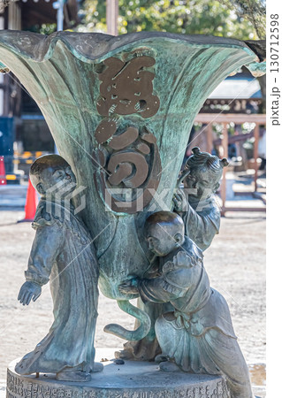 東京都柴又の下町情緒あふれる町並み 130712598
