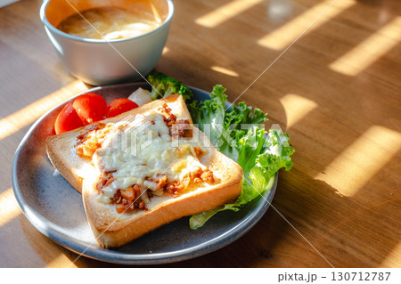 朝食のチーズトーストとスープ 130712787