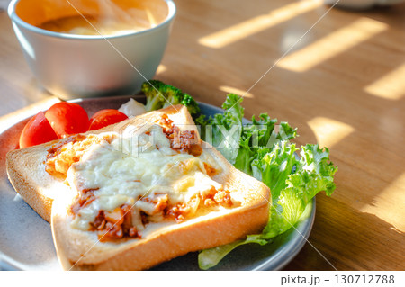 朝食のチーズトーストとスープ 130712788