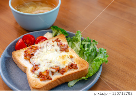 朝食のチーズトーストとスープ 朝食のチーズトーストとスープ 130712792