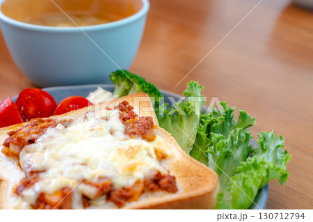 朝食のチーズトーストとスープ 朝食のチーズトーストとスープ 130712794
