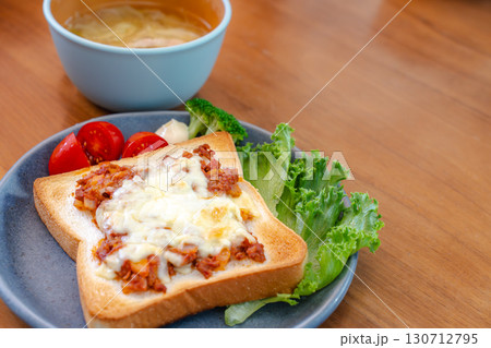 朝食のチーズトーストとスープ 130712795