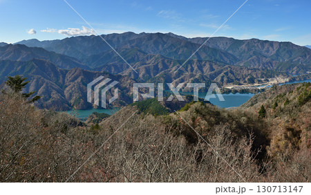 丹沢の仏果山山頂 展望台からのパノラマ 丹沢山地と宮ヶ瀬湖 丹沢の仏果山山頂 展望台からのパノラマ 丹沢山地と宮ヶ瀬湖 130713147