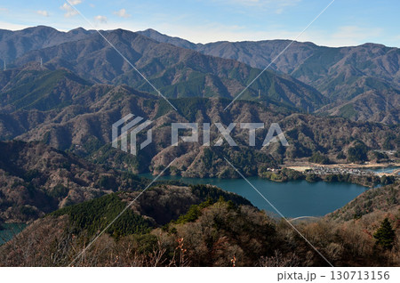 丹沢の仏果山山頂　展望台からの眺望　丹沢主脈と宮ヶ瀬湖 130713156