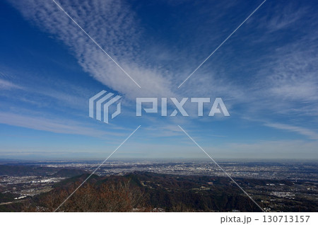 丹沢の仏果山山頂　展望台からの眺望　秋晴れの関東平野 130713157