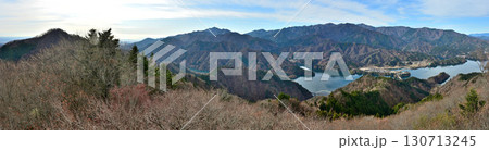 丹沢の高取山山頂　展望台からのパノラマ写真　丹沢山地と宮ヶ瀬湖 130713245