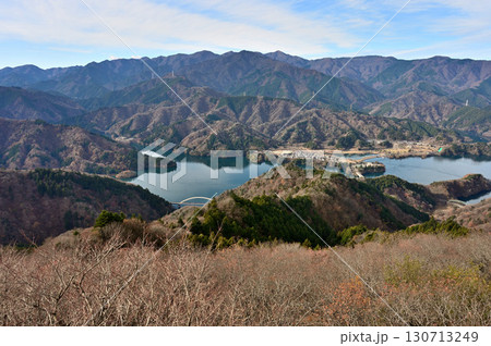 丹沢の高取山山頂　展望台からの展望　丹沢山地と宮ヶ瀬湖 130713249