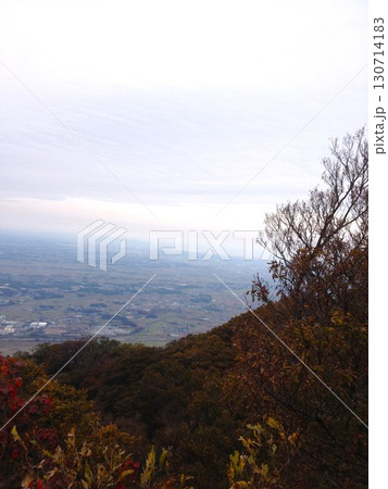山頂から望む紅葉と山々に広がる秋の風景 130714183