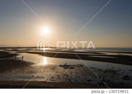 夕暮れの干潟と太陽（大分県豊後高田市真玉海岸） 130714651