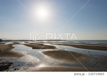 夕暮れの干潟と太陽（大分県豊後高田市真玉海岸） 130714663