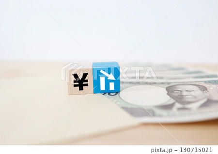 円安を示す円記号と下落グラフ。 130715021