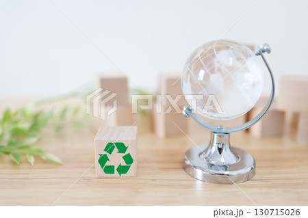 地球とリサイクルマークで表す環境保護とサステナビリティ 130715026